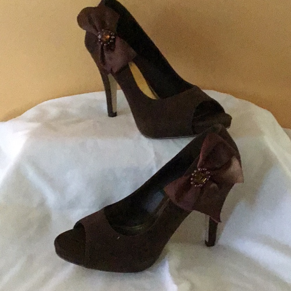 ⬇️ PRICE DROP ⬇️ Beautiful Brown suede pimps.